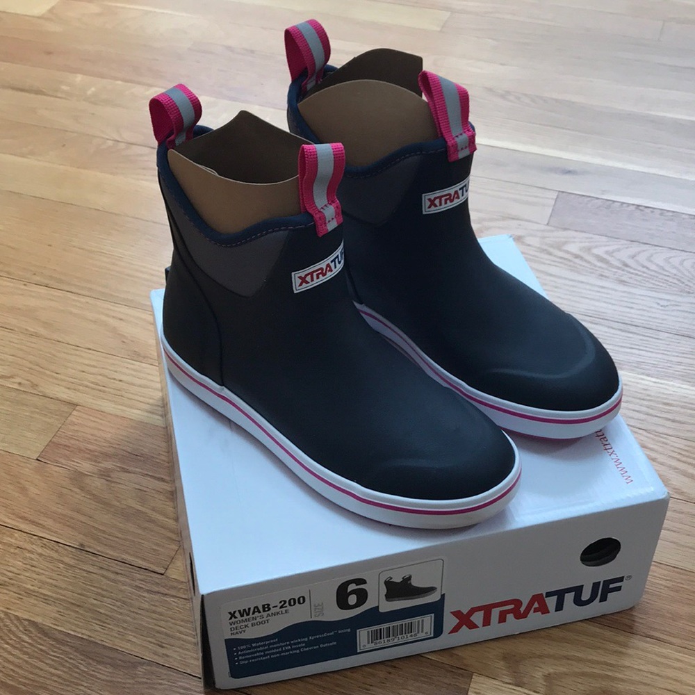 Xtratuf women’s ankle deck boot
